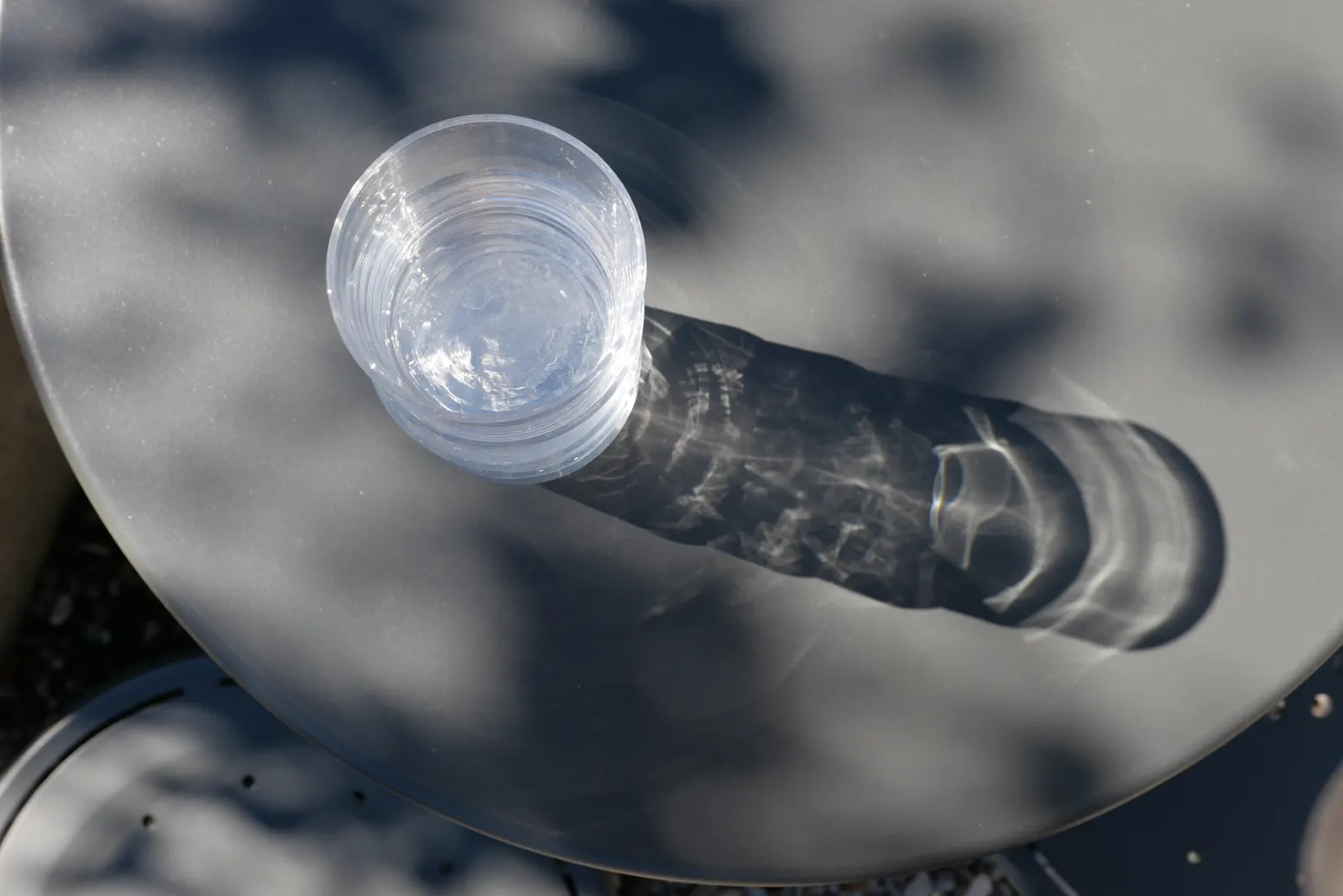 Wasserglas auf einem Tisch im Sonnenlicht