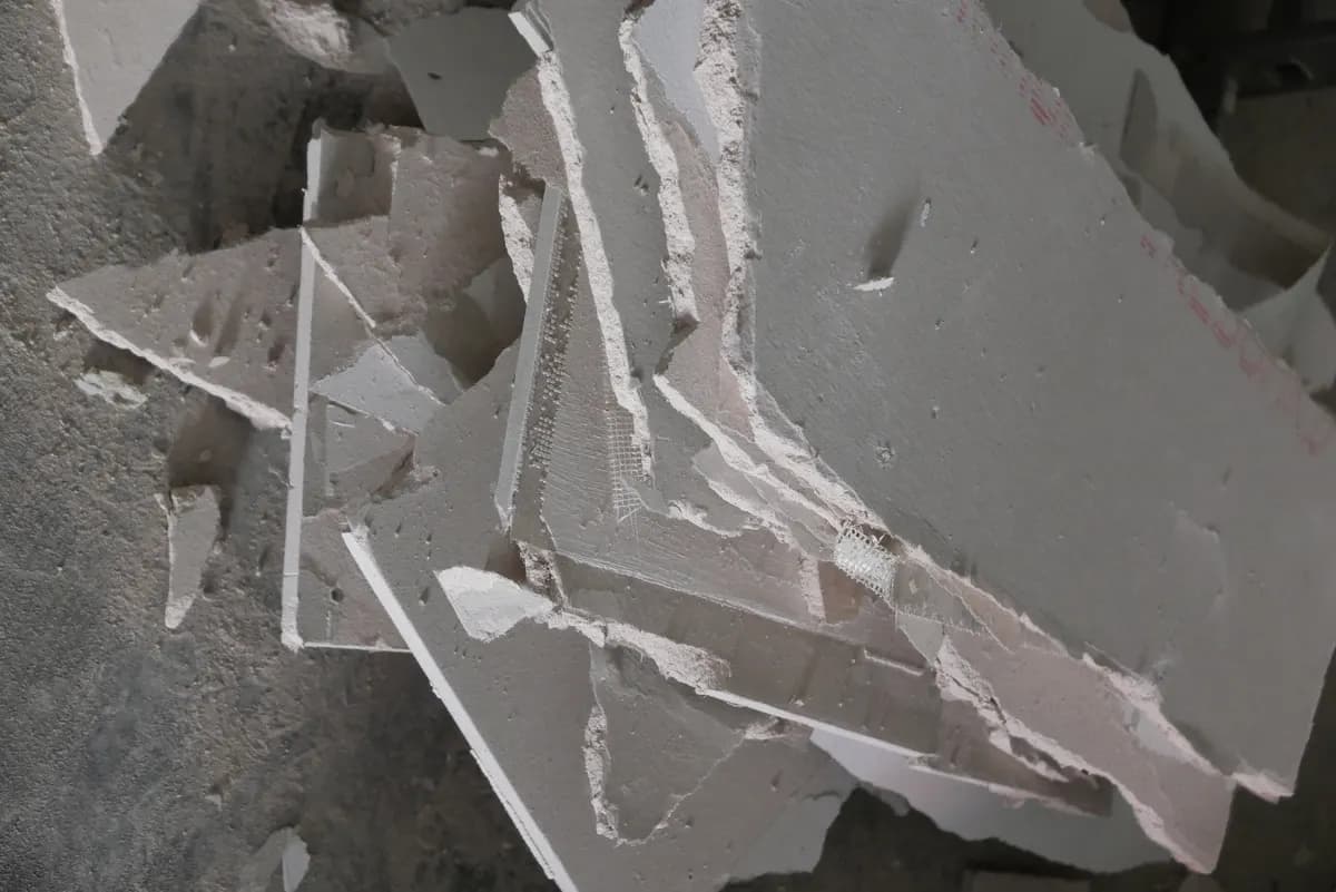 Abgeschlagene Putzstücke auf der Baustelle
